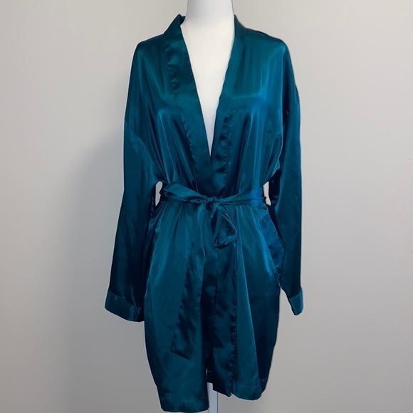 Victoria’s Secret hunter green half robe - Picture 1 of 7